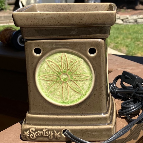 Scentsy Wax Warmer & Wax Cubes - Picture 11 of 12